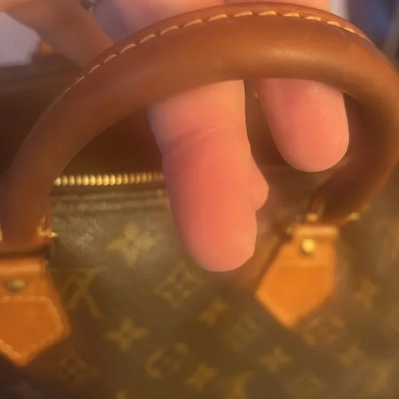 Speedy Bag - Authentic Louis Vuitton Medium Speedy Handbag. - Picture 4 of 16